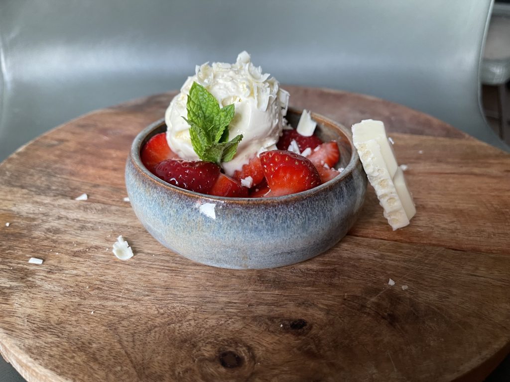 Schaaltje met aardbijten